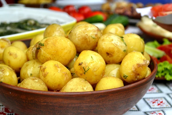 Ofenkartoffel mit Petersilie und Kräutern in einer Schüssel — Stockfoto