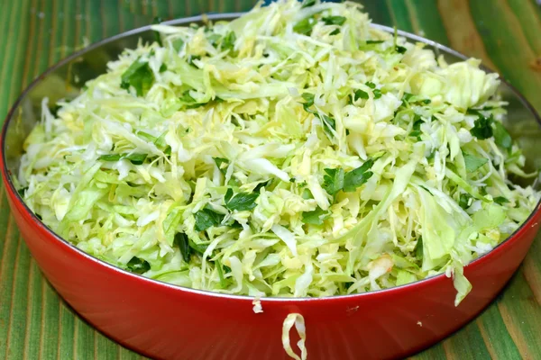 Una ciotola di insalata con cavolo e lattuga — Foto Stock