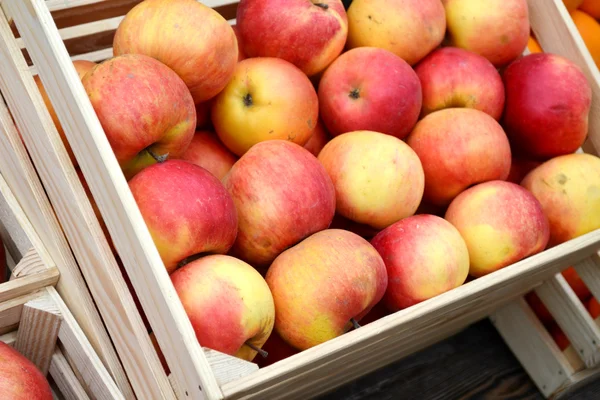Manzanas rojas y amarillas sabrosas enteras en el mercado — Foto de Stock