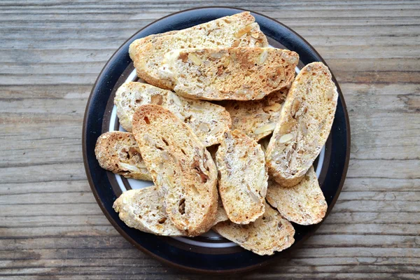 Galletas veganas cantuccini con nueces en mesa de madera —  Fotos de Stock