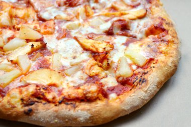 ananas ve tavuk bütün Hawai pizza