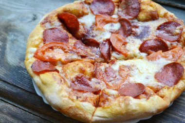 Büyük sıcak pizza domates ve biber ile