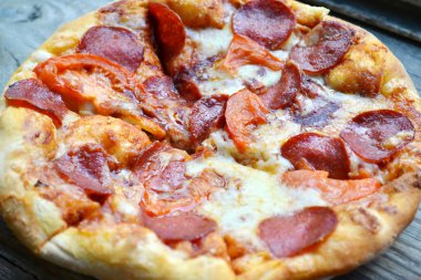 Büyük sıcak pizza domates ve biber ile