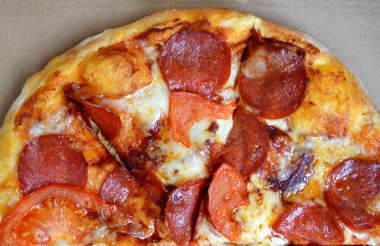 Büyük sıcak pizza domates ve biber ile