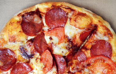 Büyük sıcak pizza domates ve biber ile