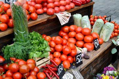 Büyük kırmızı doğal organik domates ve maydanoz çiftlik Market