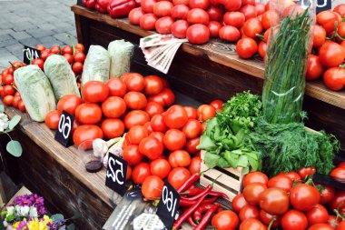 Büyük kırmızı doğal organik domates ve maydanoz çiftlik Market