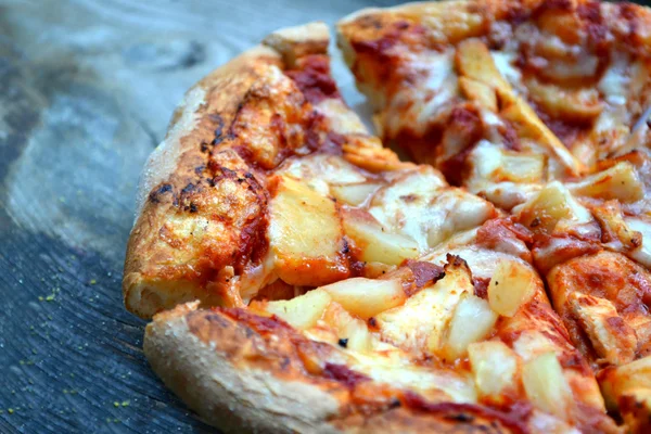 Pizza hawaiana entera con piña y pollo — Foto de Stock