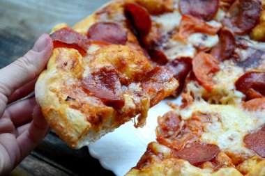 Büyük sıcak pizza domates ve biber ile