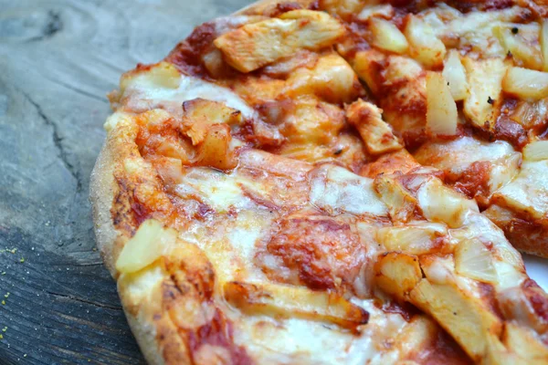 Ganze hawaiianische Pizza mit Ananas und Huhn — Stockfoto