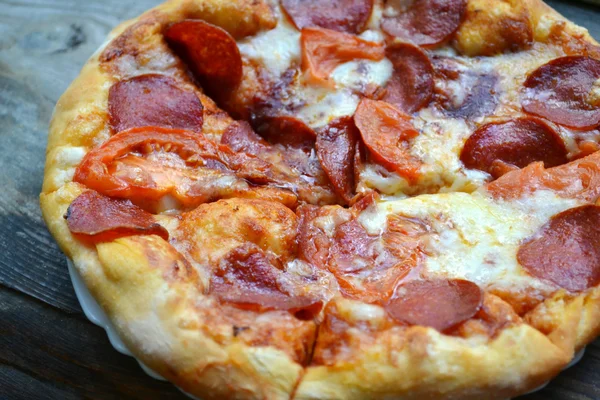 Pizza caliente grande con tomates y pepperoni —  Fotos de Stock