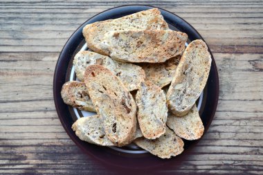 Ahşap masa fındık ile vegan cantuccini tanımlama