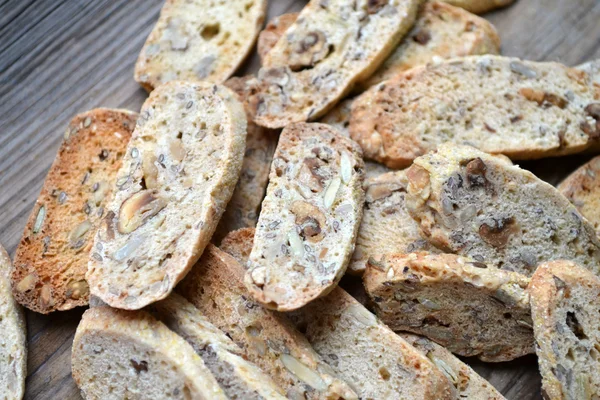 Galletas veganas cantuccini con nueces en mesa de madera —  Fotos de Stock