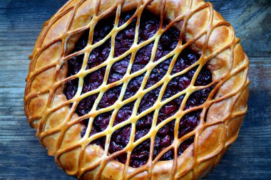 Ahşap masa üzerinde altın hamur ile geleneksel Amerikan vişneli tart