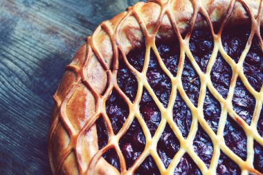 Ahşap masa üzerinde altın hamur ile geleneksel Amerikan vişneli tart