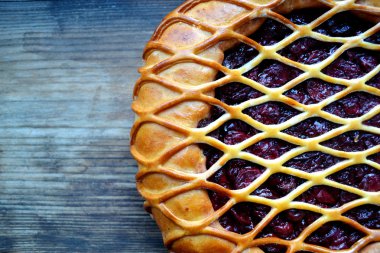 Ahşap masa üzerinde altın hamur ile geleneksel Amerikan vişneli tart