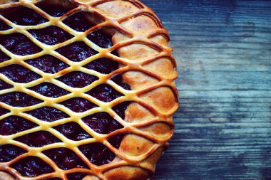 Ahşap masa üzerinde altın hamur ile geleneksel Amerikan vişneli tart