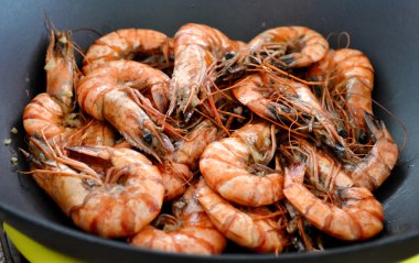 Kavurma bir sürü karides veya bir wok tavada kaplan karides