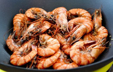 Kavurma bir sürü karides veya bir wok tavada kaplan karides