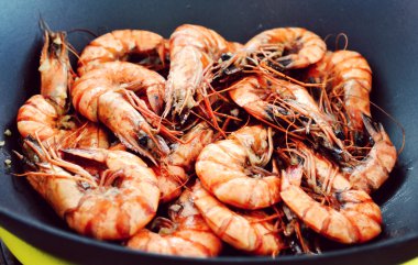 Kavurma bir sürü karides veya bir wok tavada kaplan karides