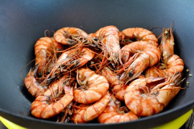Kavurma bir sürü karides veya bir wok tavada kaplan karides