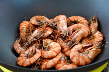 Kavurma bir sürü karides veya bir wok tavada kaplan karides