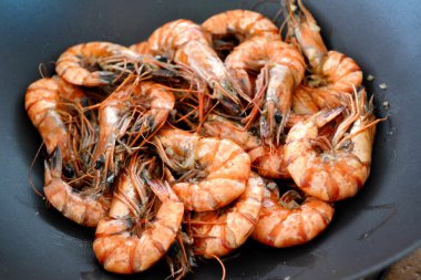 Kavurma bir sürü karides veya bir wok tavada kaplan karides