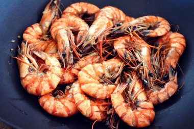 Kavurma bir sürü karides veya bir wok tavada kaplan karides