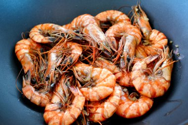 Kavurma bir sürü karides veya bir wok tavada kaplan karides