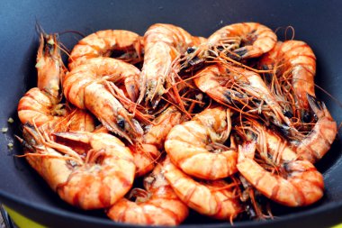 Kavurma bir sürü karides veya bir wok tavada kaplan karides