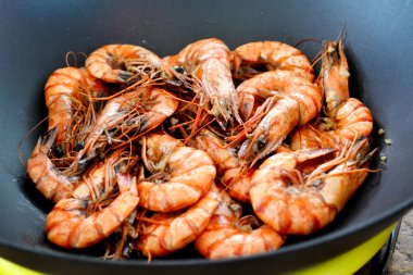 Kavurma bir sürü karides veya bir wok tavada kaplan karides