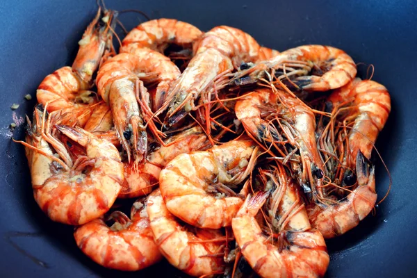 Kavurma bir sürü karides veya bir wok tavada kaplan karides