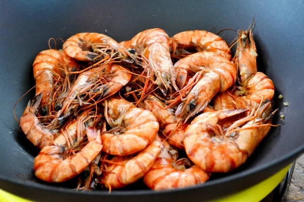 Kavurma bir sürü karides veya bir wok tavada kaplan karides