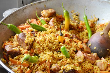 tencereye domates ve yeşil biber biber Özbek pilavı ile