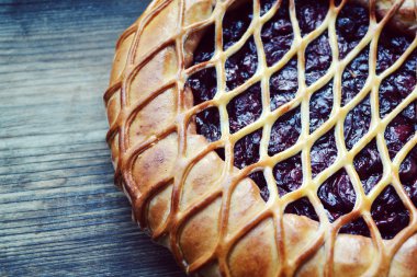 Ahşap masa üzerinde altın hamur ile geleneksel Amerikan vişneli tart