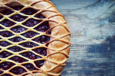 Ahşap masa üzerinde altın hamur ile geleneksel Amerikan vişneli tart