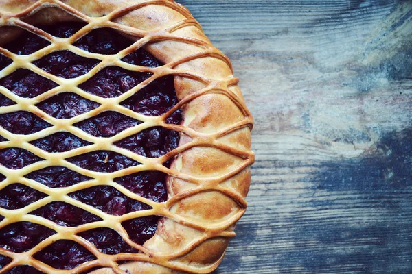 Ahşap masa üzerinde altın hamur ile geleneksel Amerikan vişneli tart