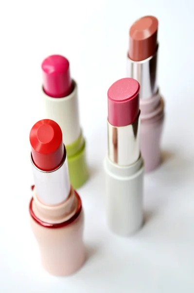 Set aus rosa und roten Lippenstiften isoliert auf weiß — Stockfoto