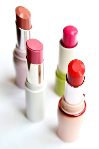 Set aus rosa und roten Lippenstiften isoliert auf weiß — Stockfoto