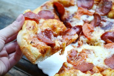 Büyük sıcak pizza domates ve biber ile