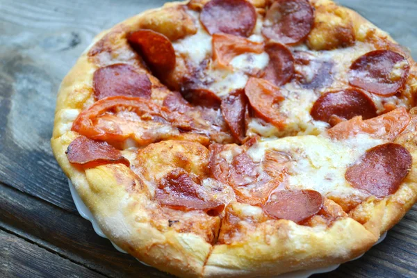 Big hot pizza with tomatoes and pepperoni — Stock Photo, Image