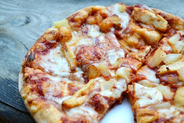 Hele Hawaiiaanse pizza met kip en ananas — Stockfoto