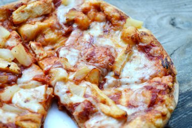 Büyük sıcak pizza domates ve biber ile