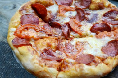 Büyük sıcak pizza domates ve biber ile