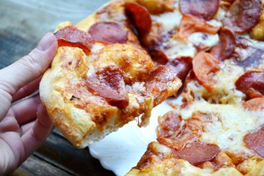 Büyük sıcak pizza domates ve biber ile