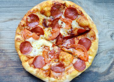 Büyük sıcak pizza domates ve biber ile