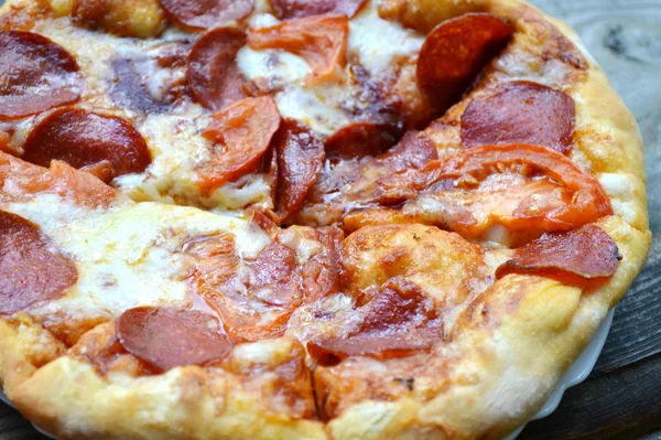 Grote hete pizza met tomaten en pepers — Stockfoto