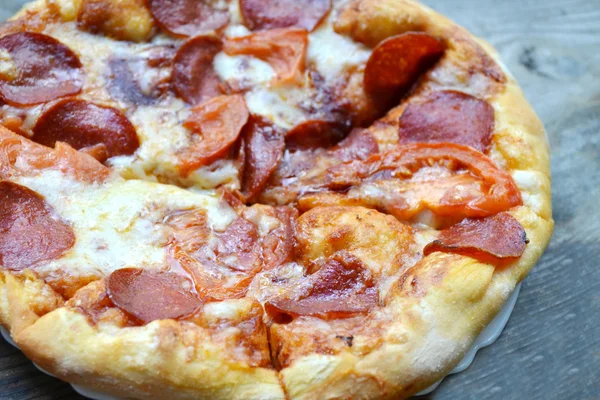 Grote hete pizza met tomaten en pepers — Stockfoto