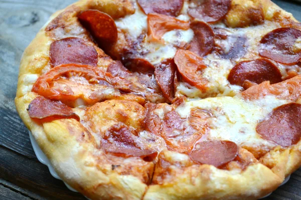 Grote hete pizza met tomaten en pepers — Stockfoto