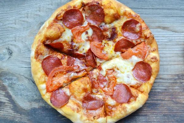 Big hot pizza with tomatoes and pepperoni — Stock Photo, Image